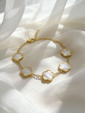 Camille Flower Bracelet in Pearly White
